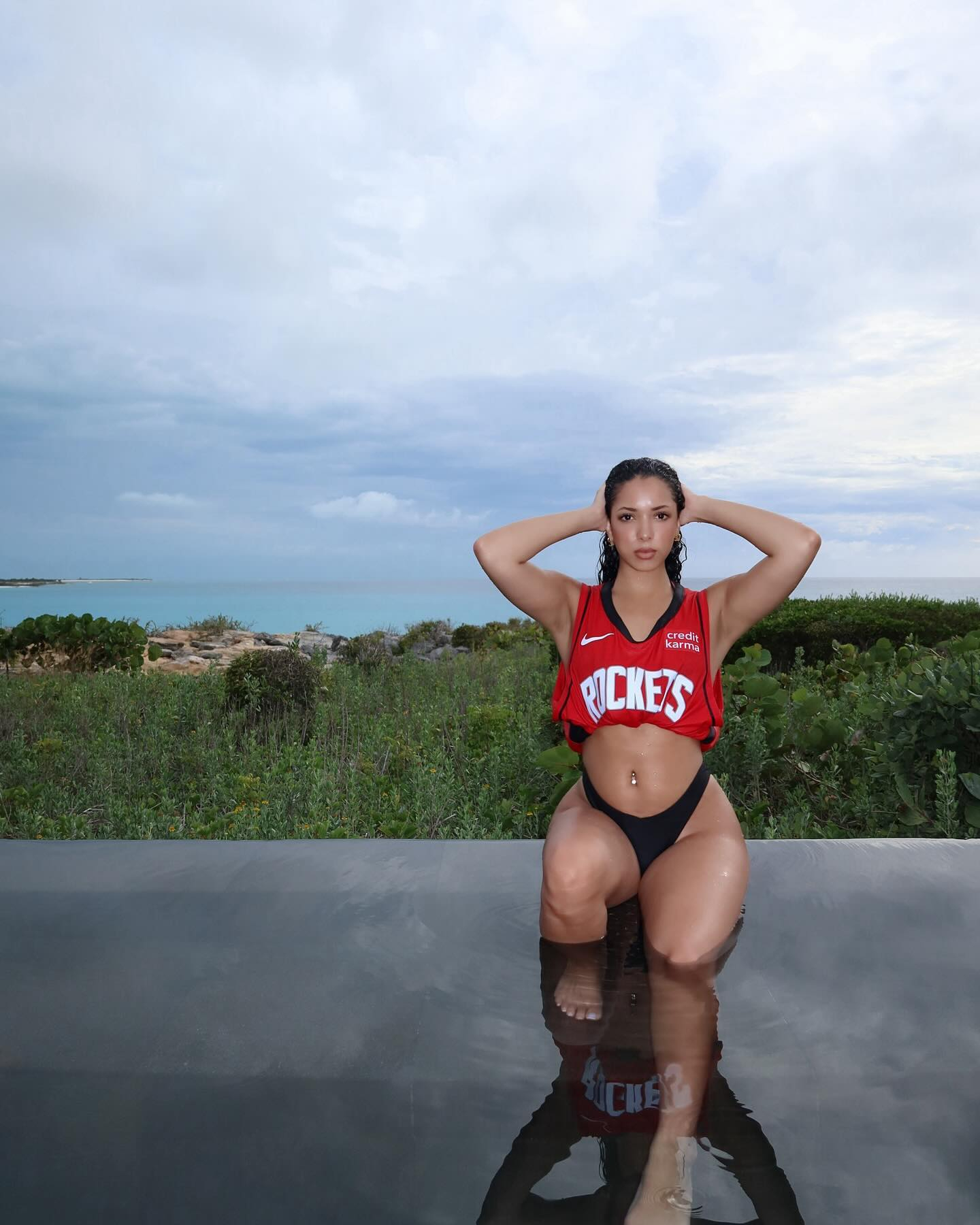 #休斯顿火箭##NBA##贾巴里史密斯# 女友身穿贾巴里-史密斯火箭10号球衣 