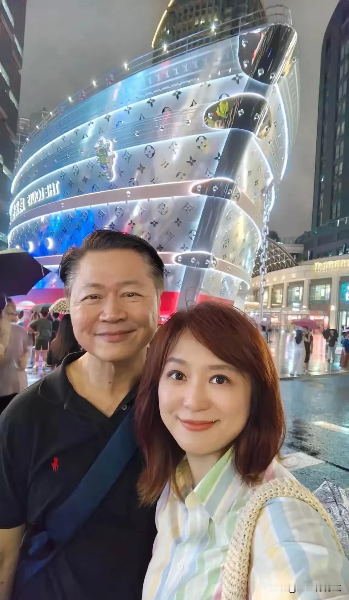 赖岳谦教授与妻子周玉琴夜游大上海LV新地标“The Louis路易号”，心情大好