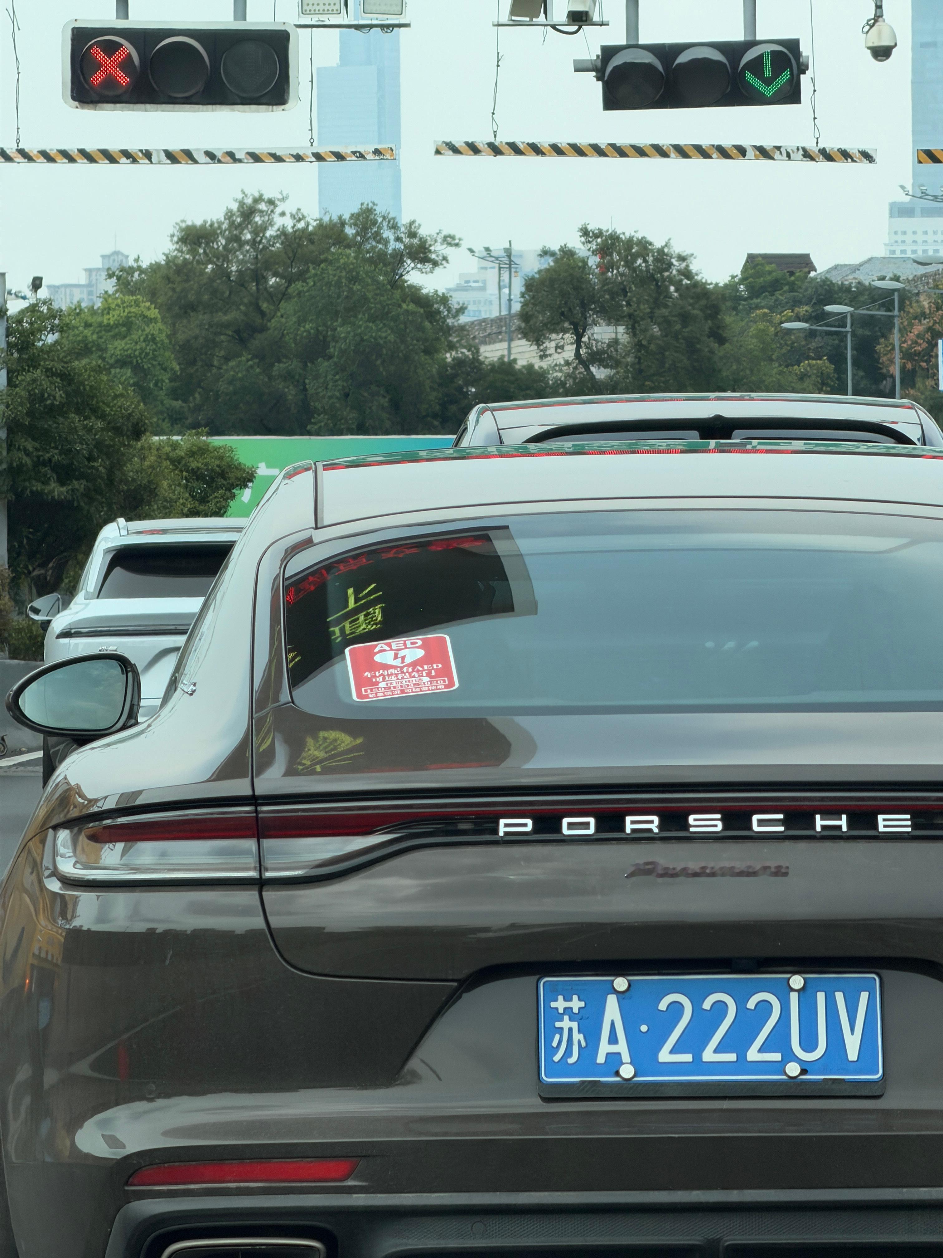 好奇这种AED 的车如果把玻璃打碎，保险公司会赔吗？有案例吗？ 