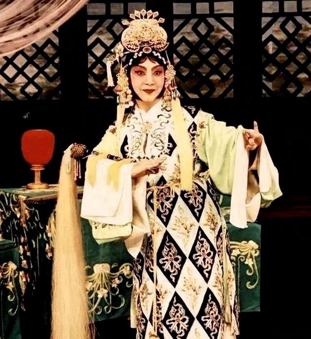 杜近芳究竟是不是“梅兰芳、孟小冬”的亲生女儿？真相揭秘
 
梨园流传数十年传闻：