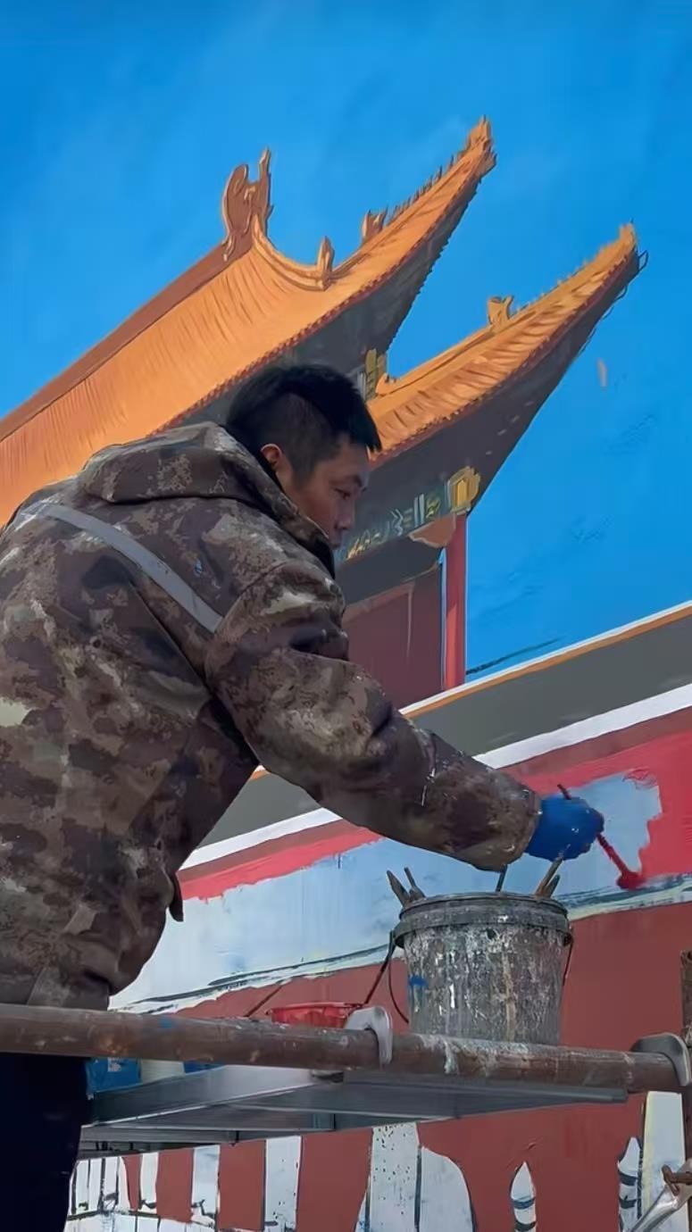 12月23日，河南商丘闫集镇吴营村，青年画家吴承言以村头白墙为卷，精心绘就一幅1