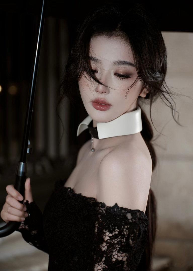 孔雪儿黑色蕾丝裙孔雪儿这条黑色蕾丝长裙把优雅与冷艳平衡得恰到好处。收腰剪裁勾勒窈