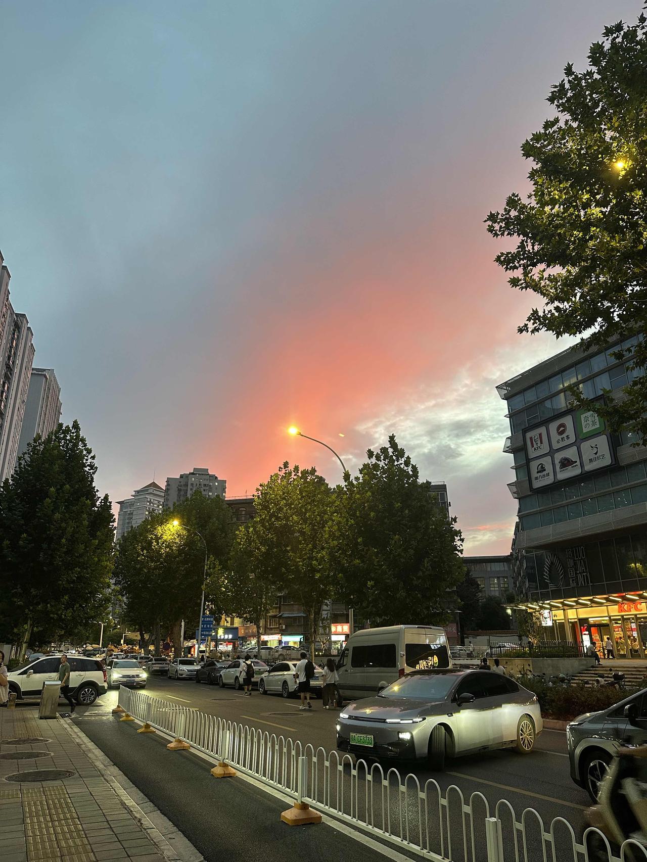 记得前几年，还因为太过炎热开学后又再次放假，教室里放着冰块降温，相比而言，今年的