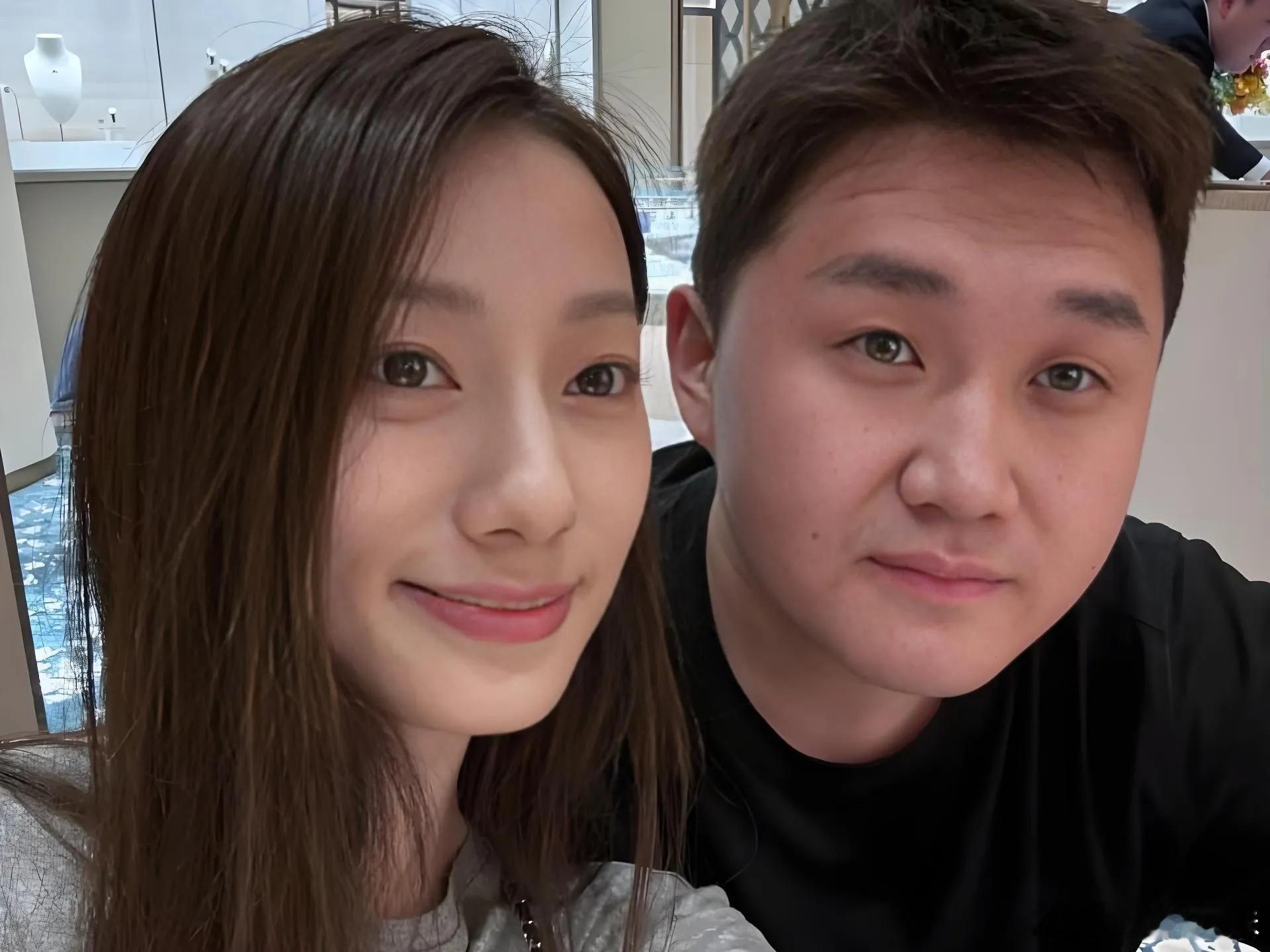 张百乔小雪疑似离婚张百乔拄拐独赴婚礼、直播哽咽唱情歌，与小雪零互动、公司注销，婚