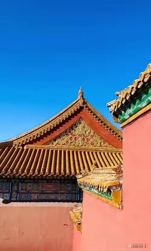 故宫缺钱到了什么地步，似乎永远入不敷出？故宫每年门票收入近8亿，文创收入大约15