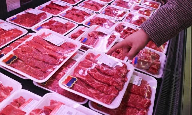挂“牛头”卖“猪肉”！四川什邡，警方侦破了一起大型食品造假案件，一伙不法分子躲在