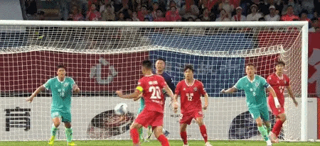 盐城2比0战胜镇江 盐城队2-0镇江队领跑苏超，胡书铭（南通支云）远射建功，童心