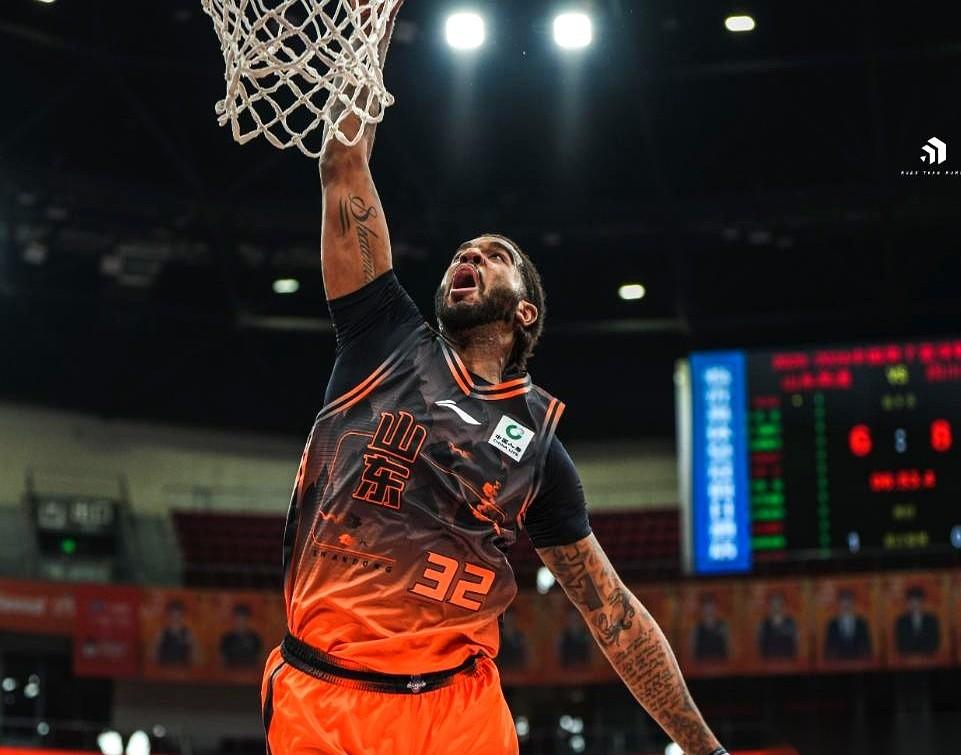 深圳那个贺希宁，最近是真疯了。
四场比赛，场均快20分，篮板助攻一把抓，数据漂亮