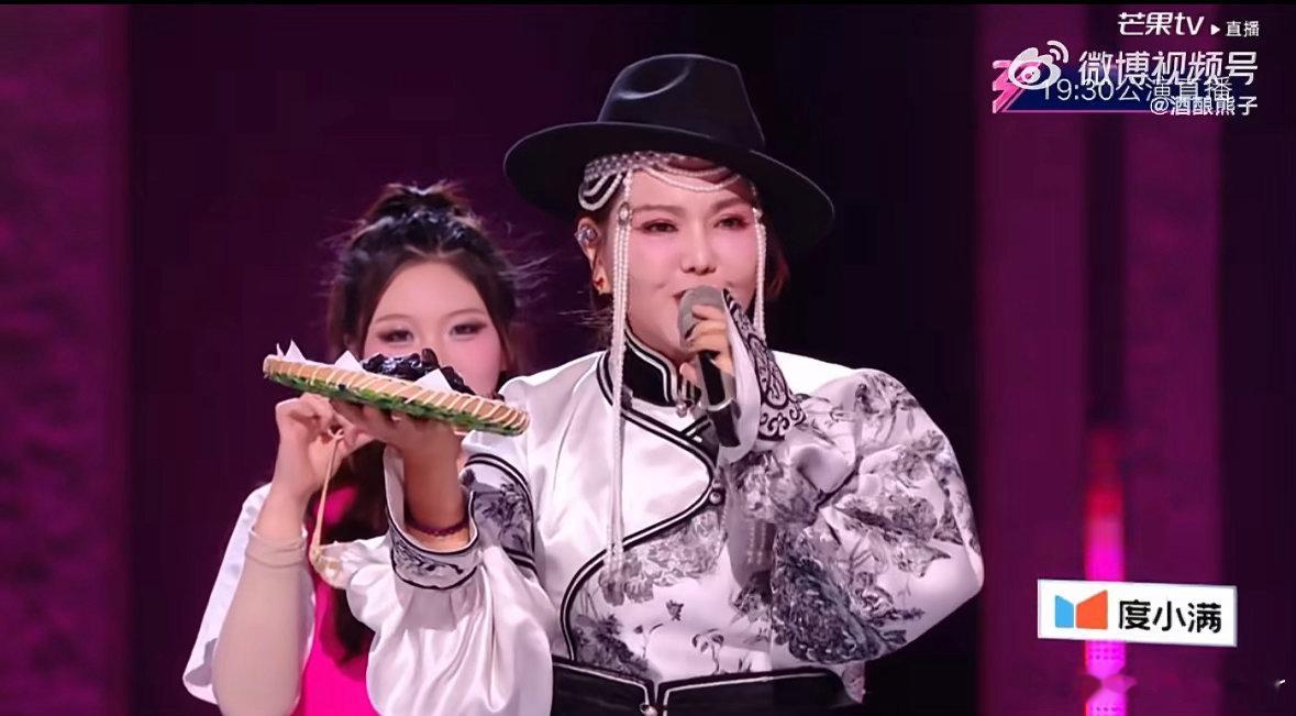 被乌兰图雅种草内蒙古了 看着那个涂鸦椅子，突然就有了想坐上去的冲动。不是椅子多特