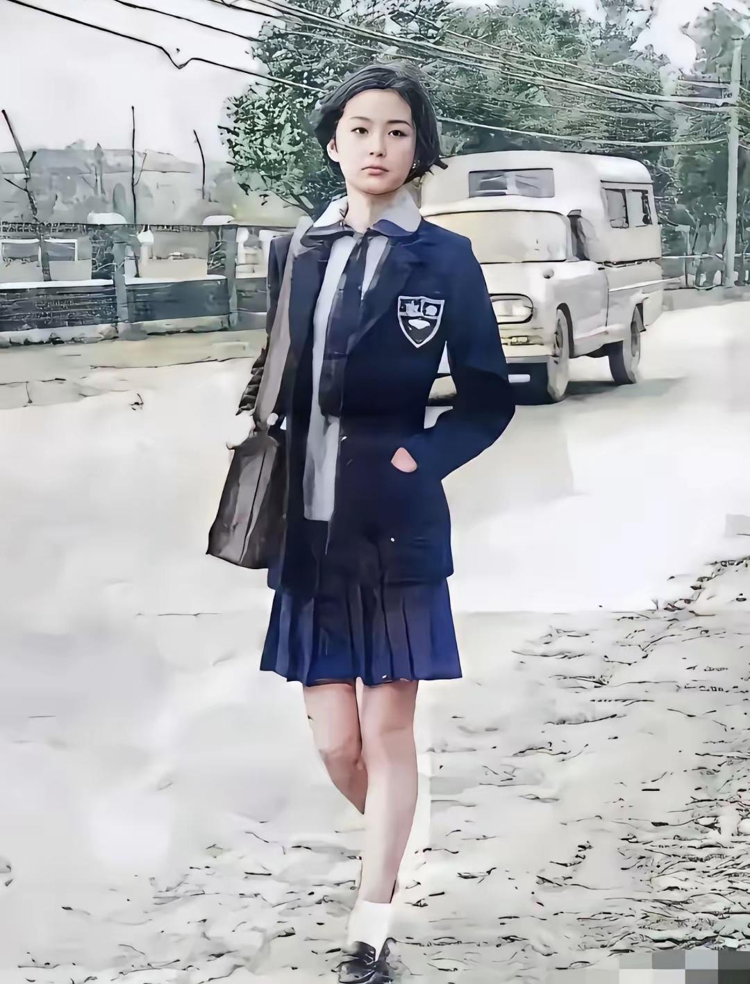 这位穿着学生服，青涩阳光的小女孩，是多少男孩心中的白月光，进入娱乐圈之后火的一塌