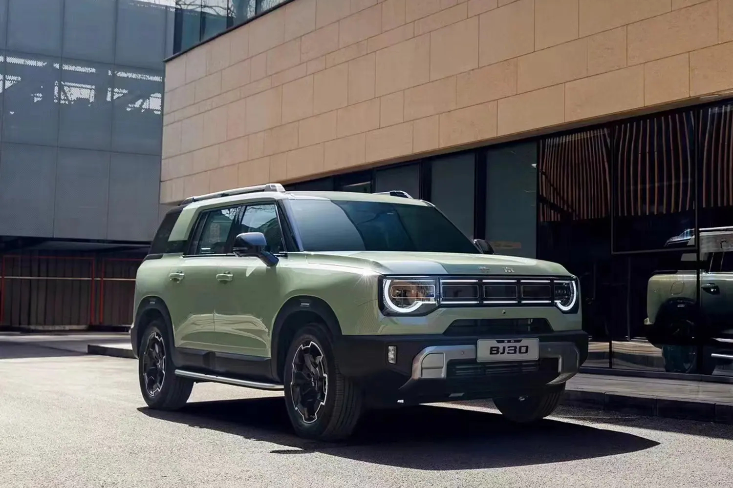 最近体验BJ30旅行家，发现它是真能兼顾城市和户外。下雪天开着特稳，不管是结冰路