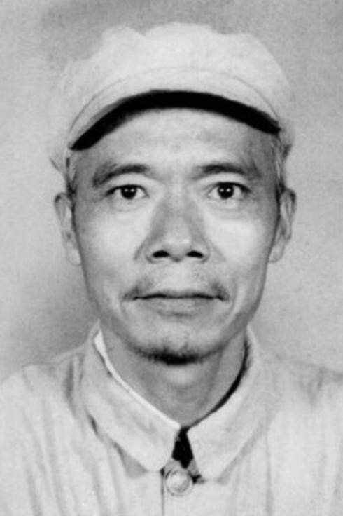1937年，34岁的王牌特工涂作潮和邻居打牌，邻居看了他一眼，说：你看着像共产党