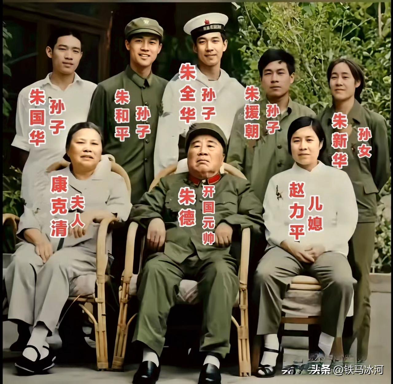 🍁此刻他还不知道，唯一的儿子已永远离开。
此照片摄于1974年6月22日，距离