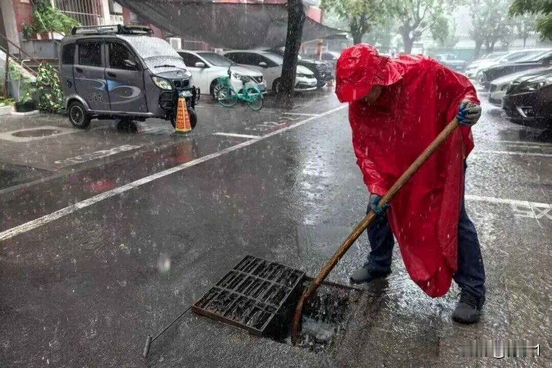 “你们辛苦了”致敬每一个在暴风雨中坚守的防汛人！

风雨肆虐的街头，总有坚守的身