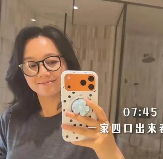 朱丹一家四口春游，八岁念念门牙全掉，周一围悠闲看着比老婆年轻！ 