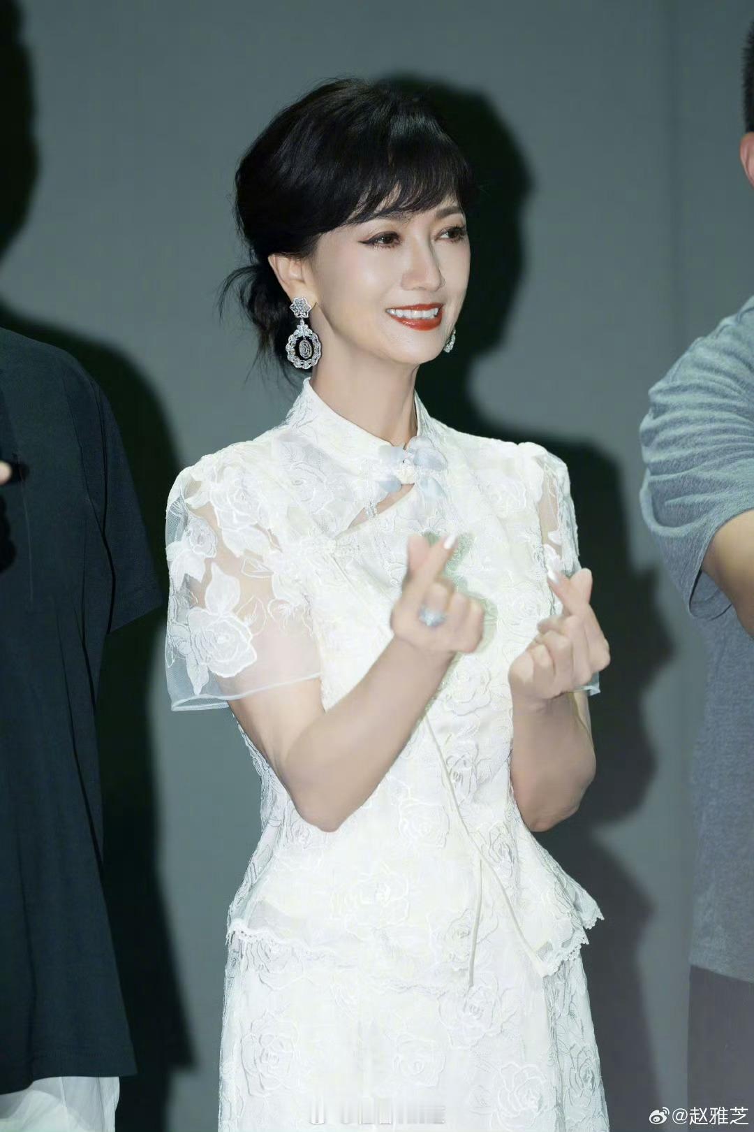 赵雅芝把粉丝送的400封信签名回寄71岁的不老女神，人美心善，更有细心网友一封一
