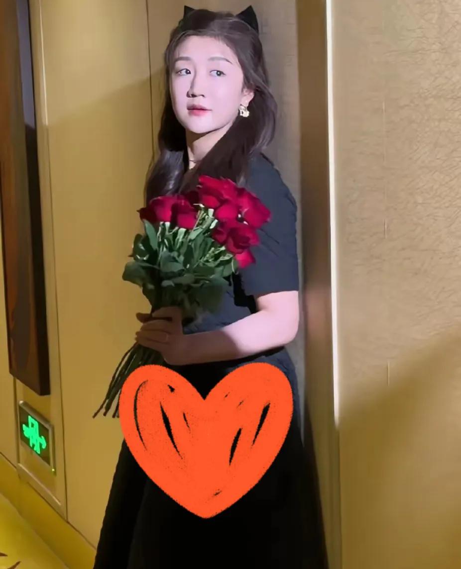 陈梦手捧玫瑰🌹，
卫冕得了冠军。
扛得起流言。
自信又美丽，
就问你服不服？