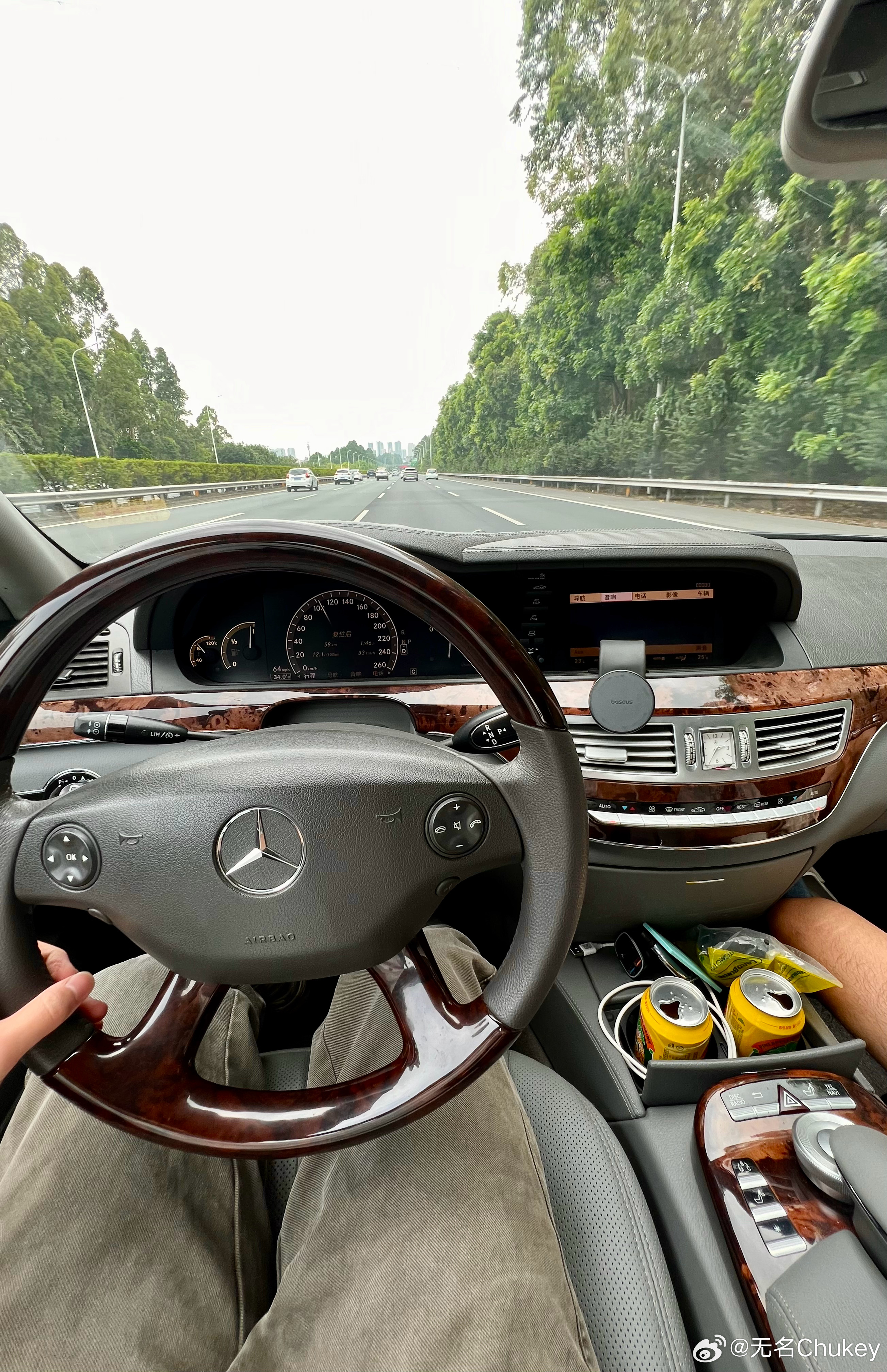 前期272的奔驰W221 S350，开高速速度越高油门越轻快，低速油门挺重的，我