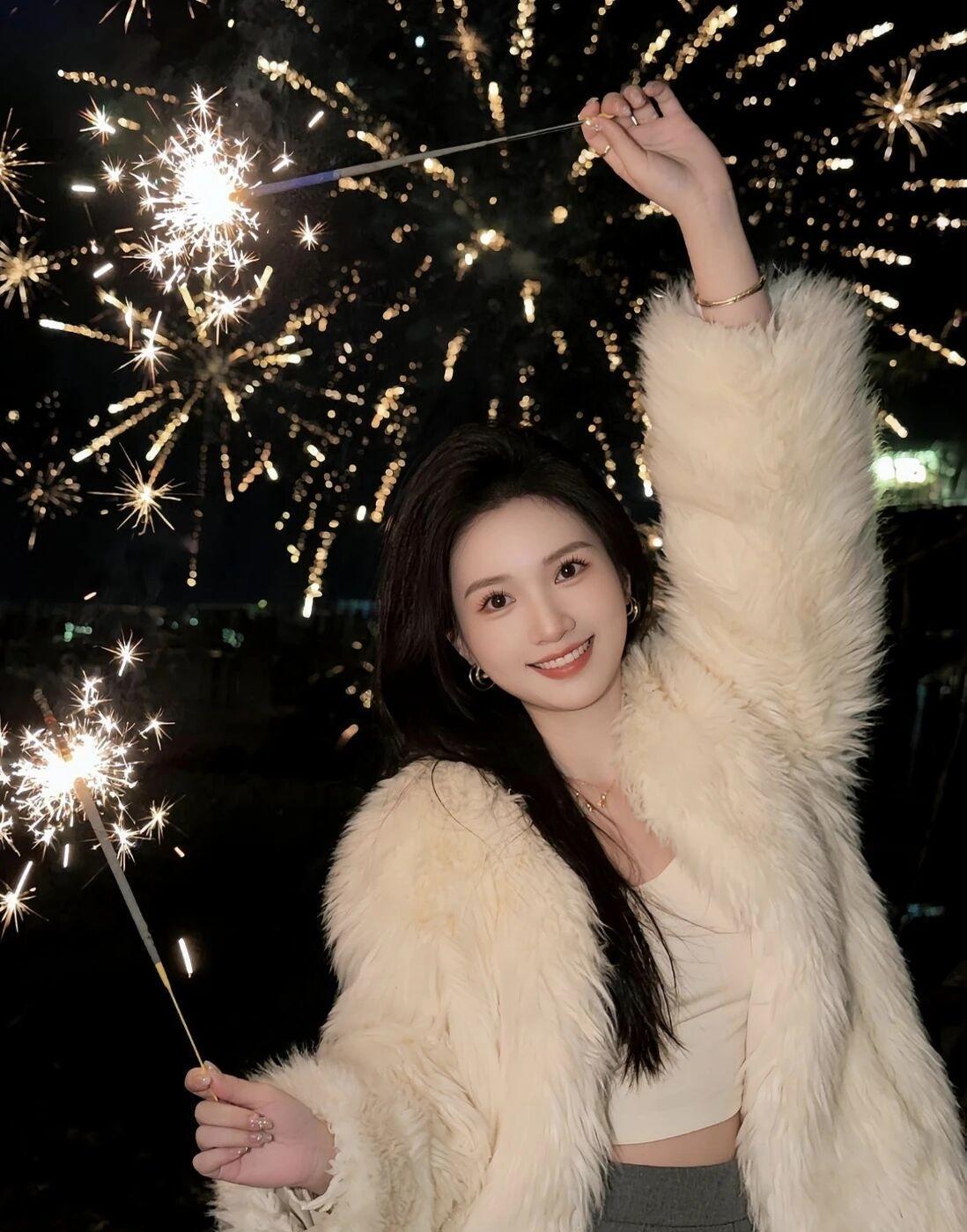 夜晚的烟火盛宴，少女手持烟花绽放笑容