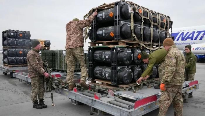 12月2日消息，美国白宫新闻秘书莱维特称：美国已终止对乌克兰的“无休止”的援助。