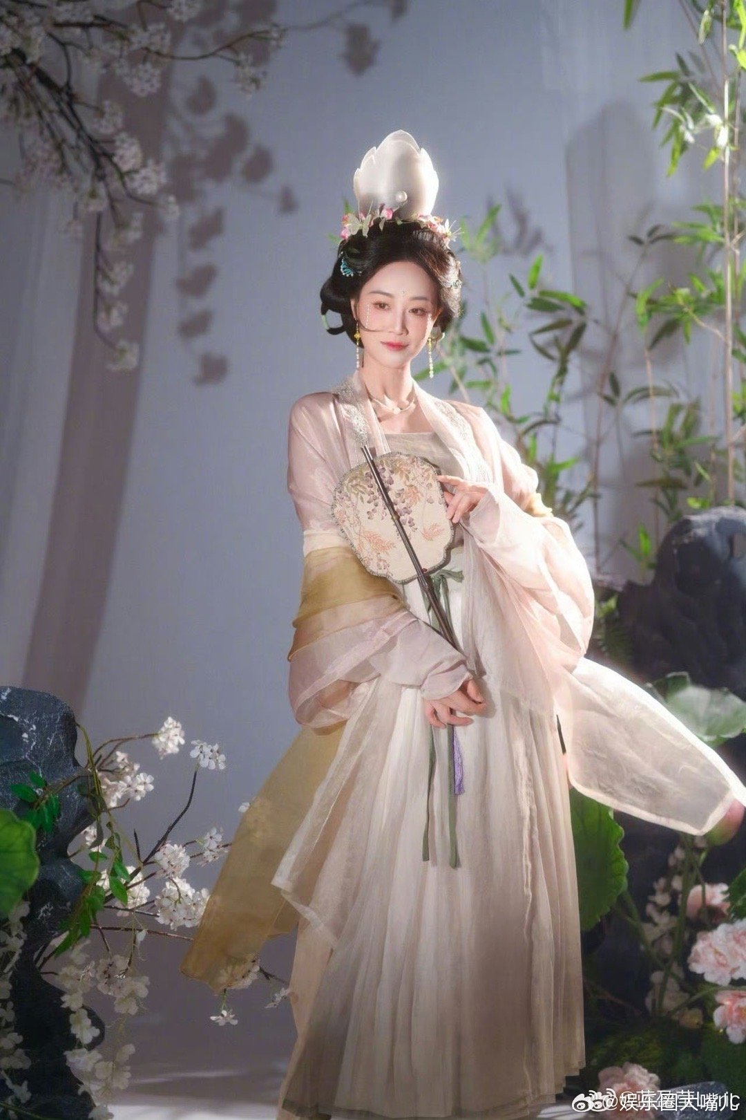 蓝盈莹宋式泪妆美哭了 蓝盈莹这一身，既有宋韵的雅致，又有她独有的灵气。珍珠妆点睛