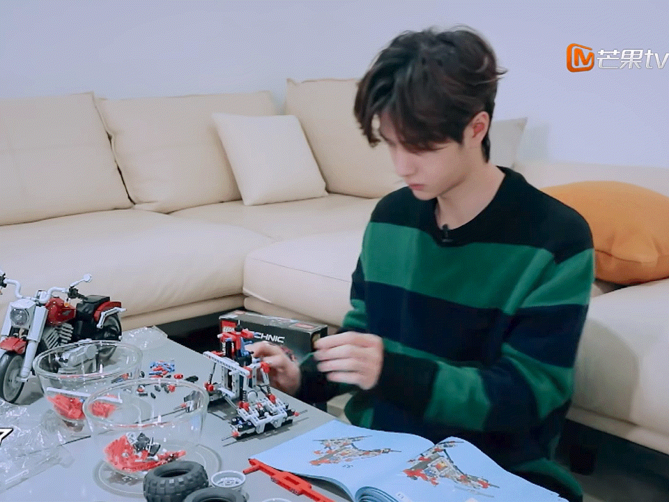 乐高拼的王一博 · 王一博 乐高他喜欢乐高，我也喜欢😍 · 王一博 ​​​