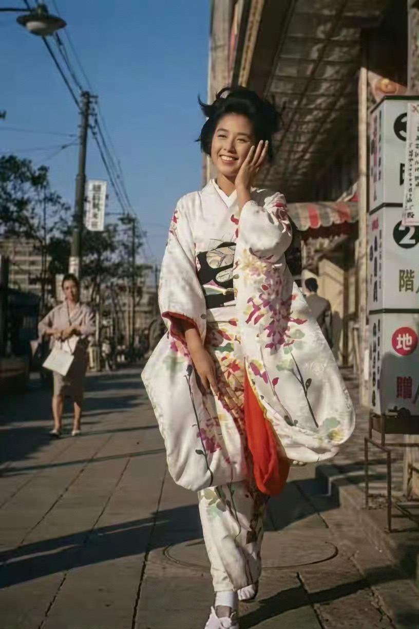 1963年，东京银座的应召女郎。
她们为日本战后崛起挣了"第一桶金"。