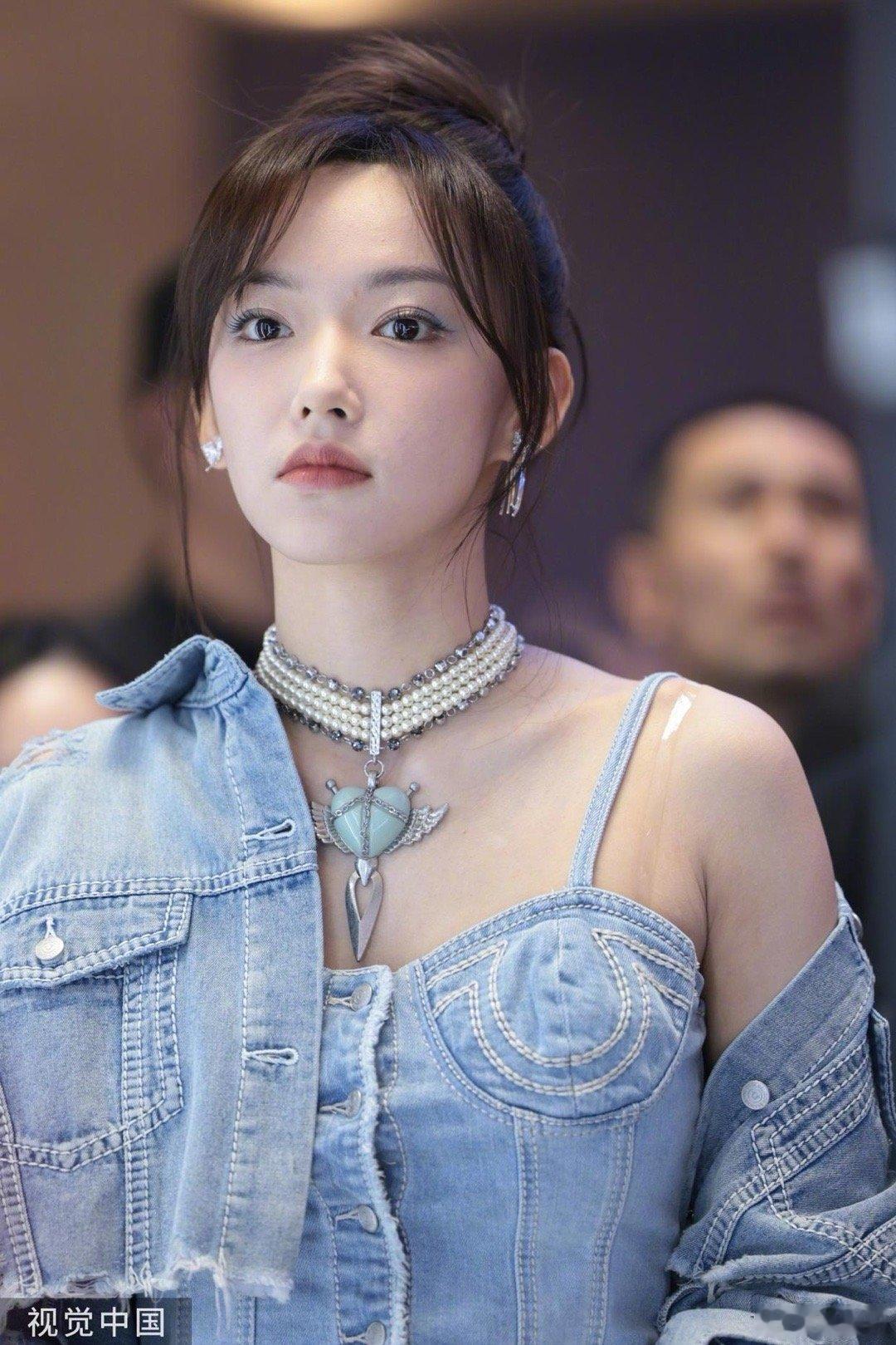 程潇穿牛仔装亮相活动，美翻了！状态超棒 