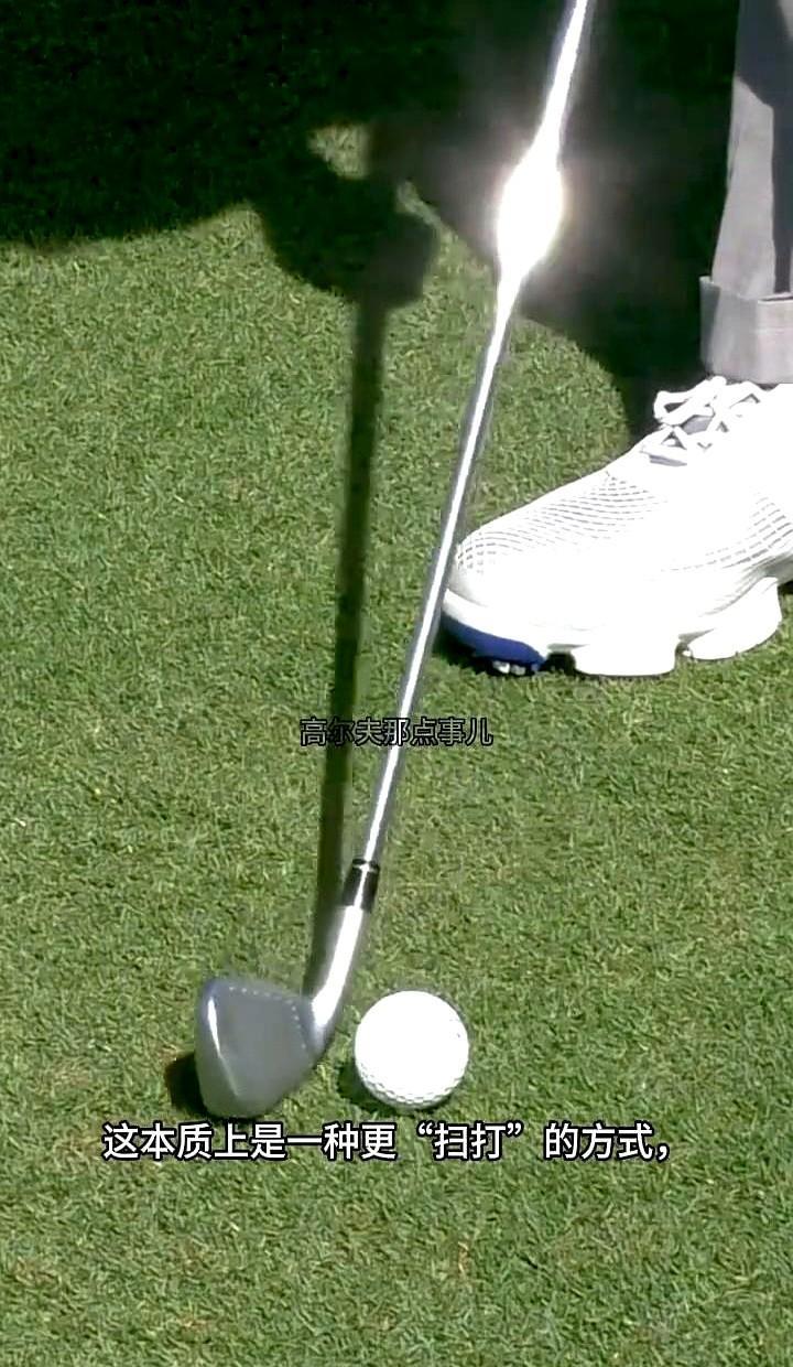 别迷信教练，你家客厅就是最好的球场。
手机一架，胶带一贴，半挥杆练起来。
不是没