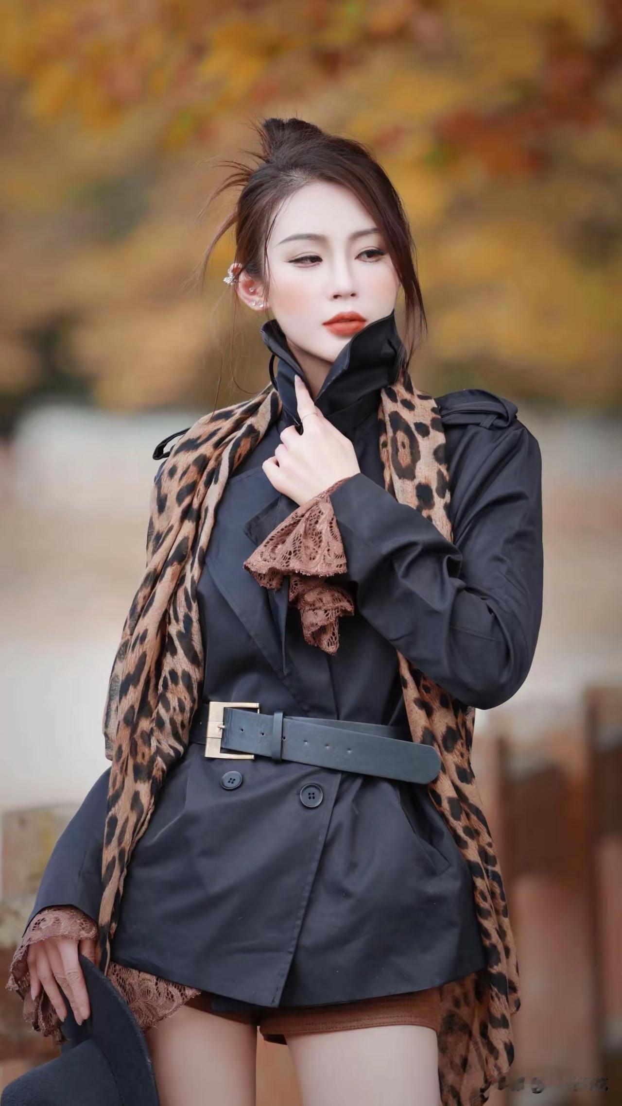 秋日穿搭指南：豹纹围巾+黑色大衣，时尚又保暖