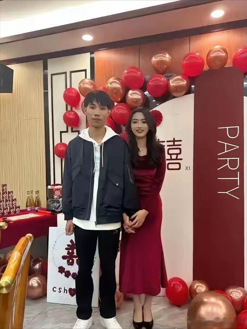 我都不知道我表哥怎么找到这么漂亮的女朋友… ​ ​​​
