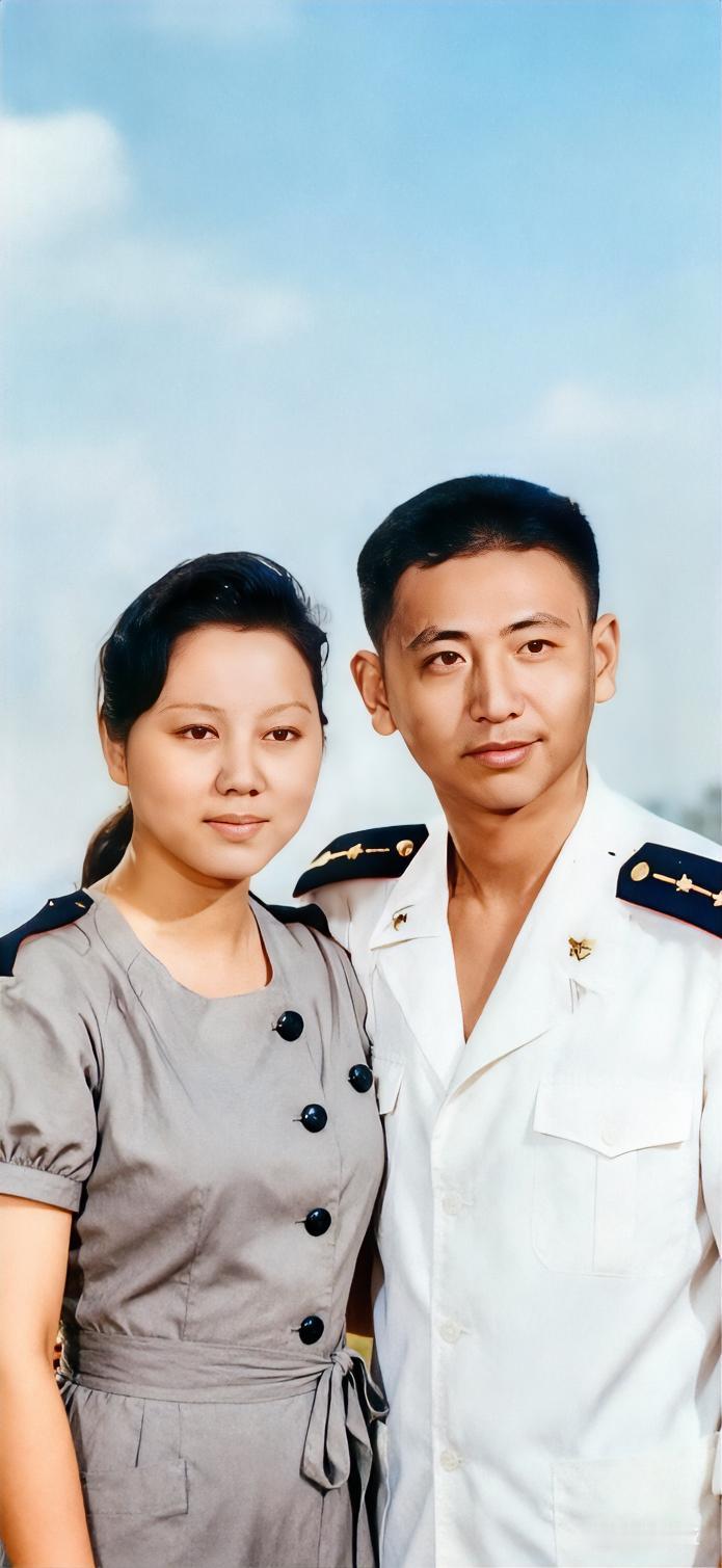90年代初，“海空卫士”王伟烈士与妻子阮国琴的结婚照。2001年4月1日，王伟在