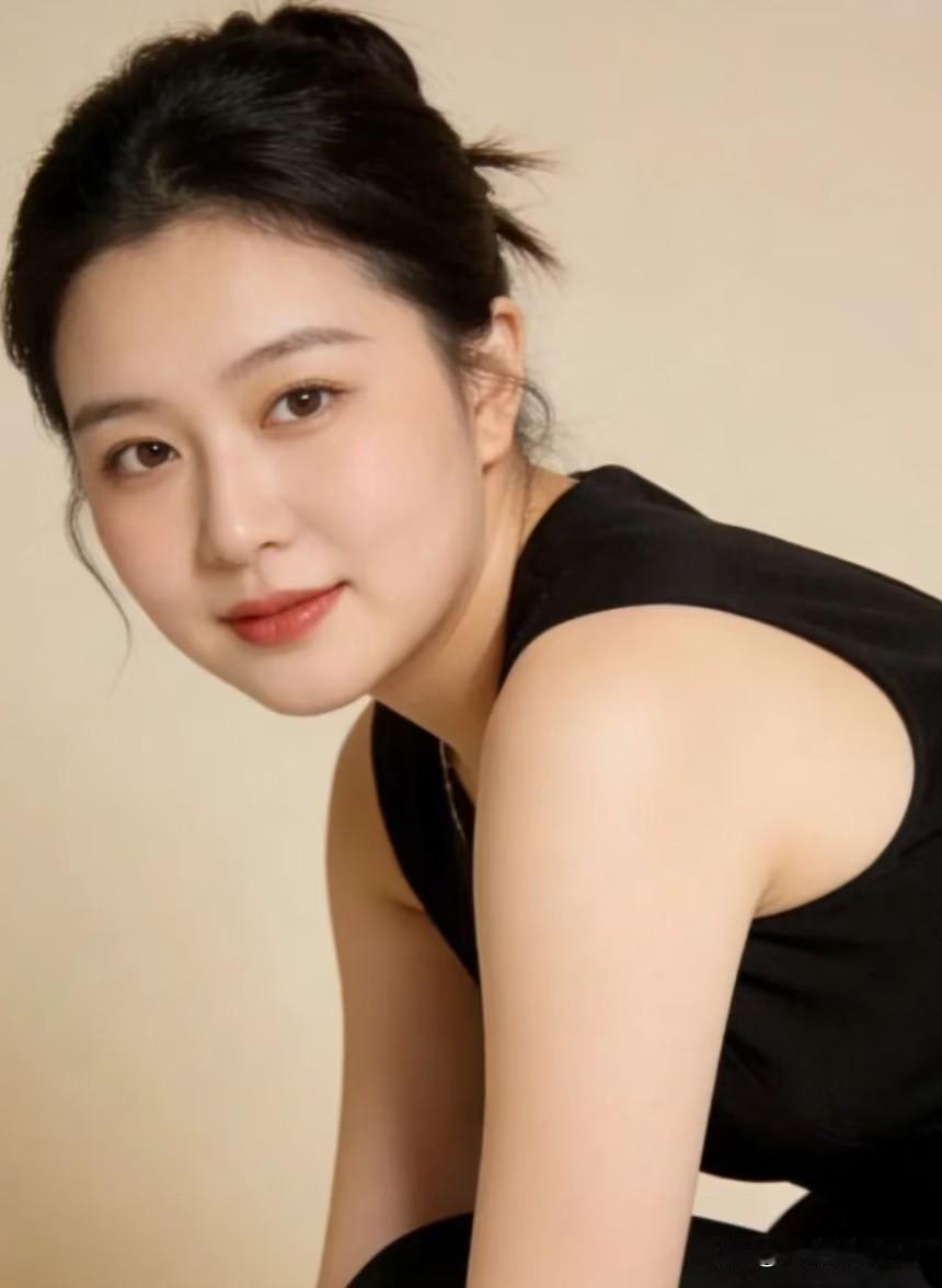 苏幕遮·黑裙闲
 
墨云鬟，凝素靥。
半绾青丝，闲坐尘衣怯。
耳畔泠泠珠露泄。