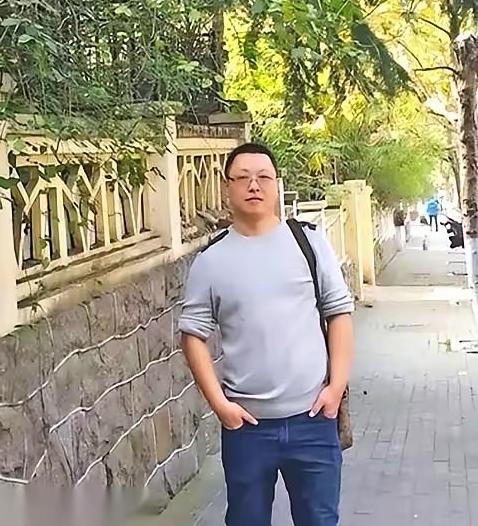 4月3日，青岛。46岁的刘海波，人没了。
家里顶梁柱塌了，留下三个娃，一个刚上小