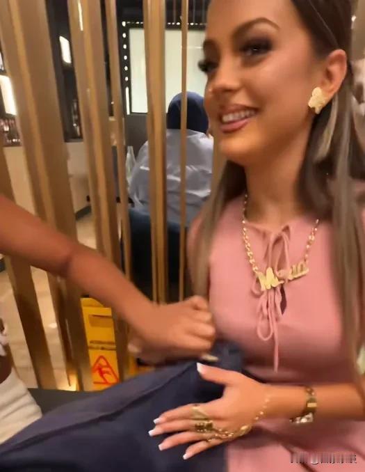 这几名印度女生到西班牙马德里的一家华人自助餐厅吃自助餐，几个人跟没有吃过饭似的，