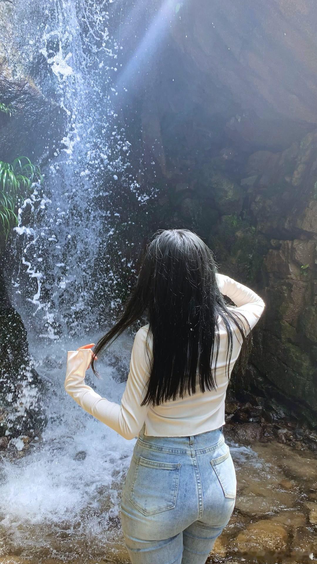 姐妹你身材那么好怎么不秀一下呢，我的爱如潮水她的爱却是抬腿.，这是什么梗？游山玩