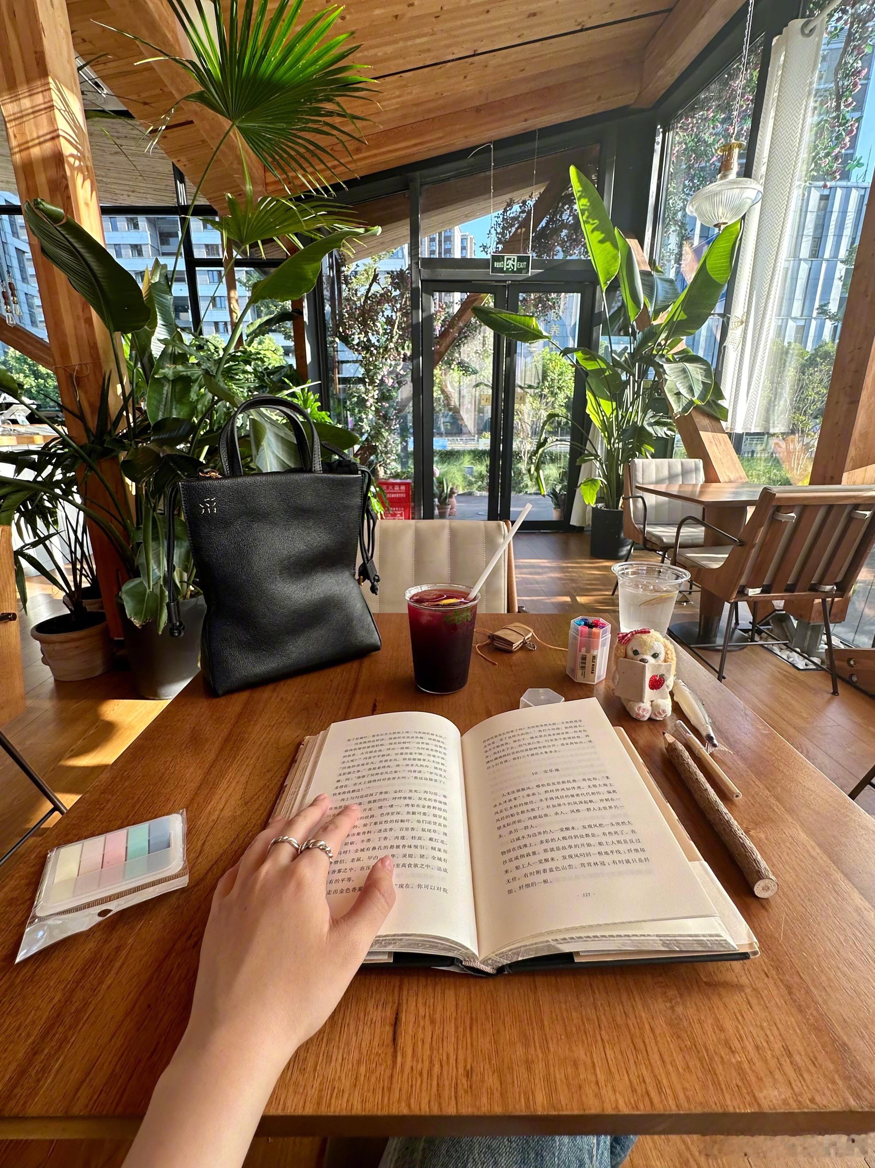 「🍊𝐆𝐚𝐩 𝐝𝐚𝐲」总觉得自己在过一种临时的生活。出租屋、外卖、不