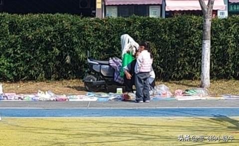 这阿姨太会做生意了……牢牢抓住了孩子们的好奇心理，就说她一直在这摆摊呢！
​我地