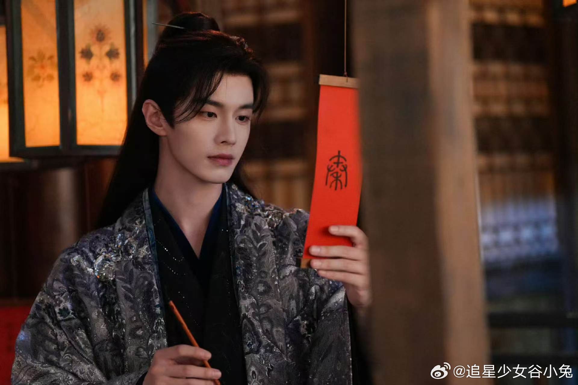 何与百花杀演绿茶 一颦一蹙带着病弱破碎感，一举一动暗藏朝堂心机，何与的演绎细腻又