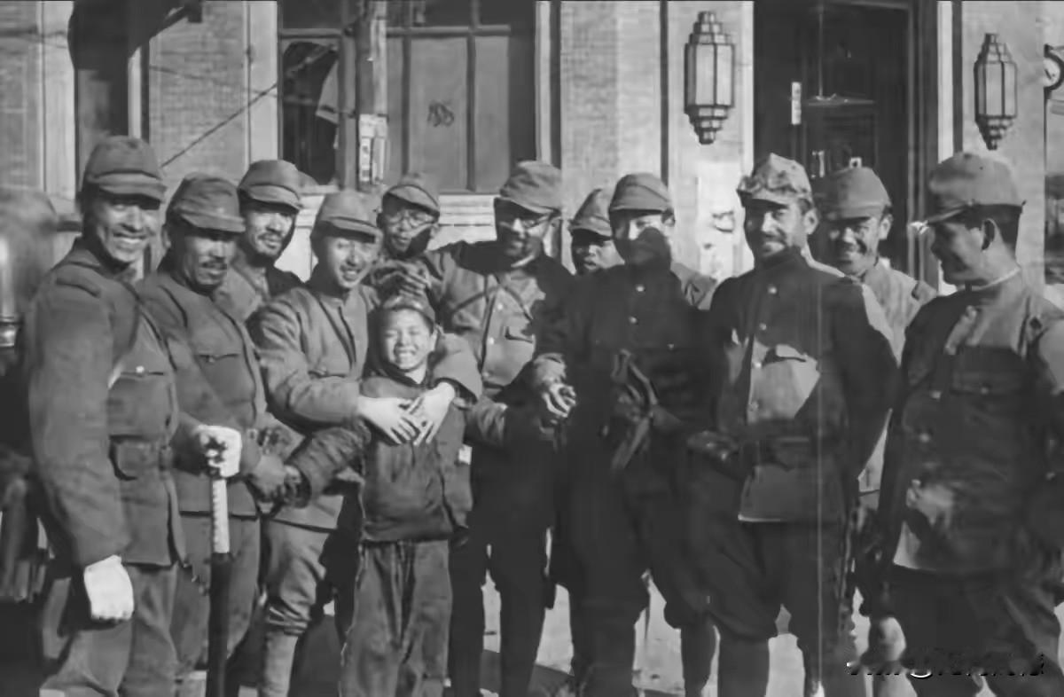 日本鬼子弄来一个小孩，摆拍了这张照片，孩子岁数小小，还不知道怎么回事，只能按照日