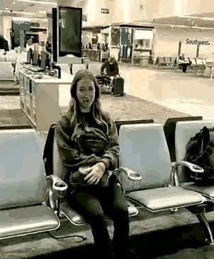 她16岁，地铁站倒立十几秒，200万点赞。
不是炫技，是早操后顺手补核心——7岁