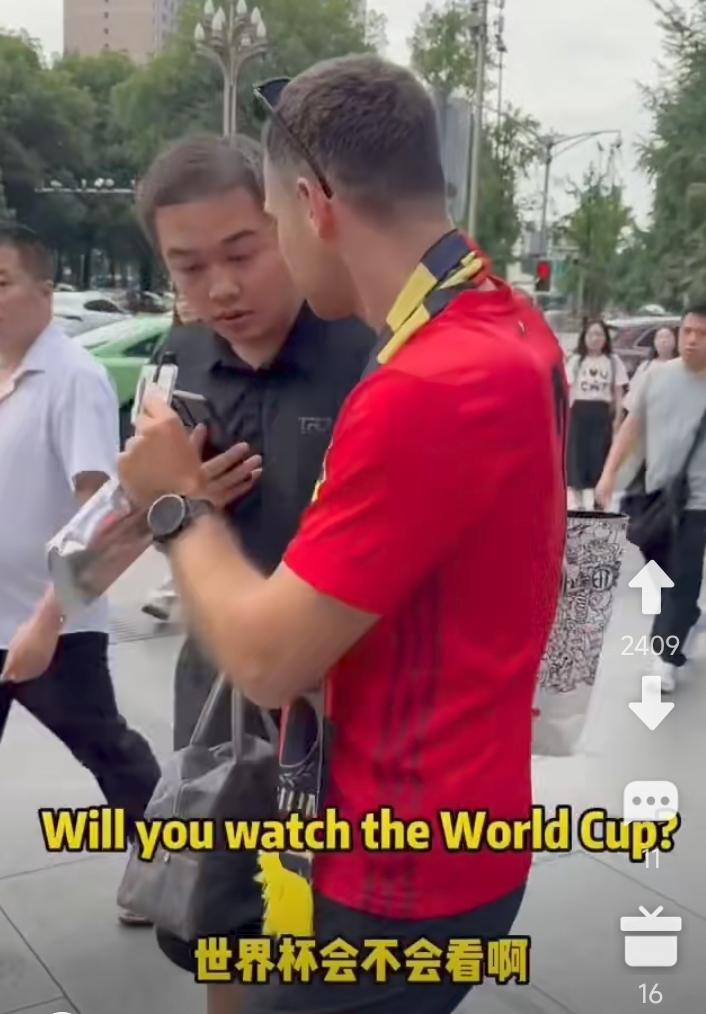 外国人街头采访中国人，会看世界杯吗？
绝大多数都说不看。
这老外很惊讶。
杭州一
