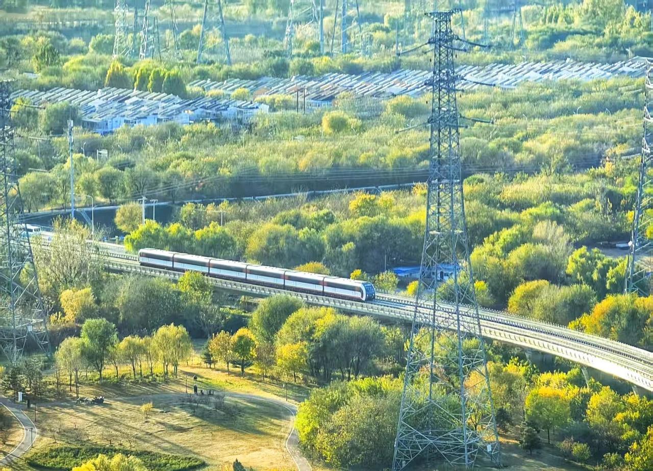秋日余额不足，永定河上的磁悬浮列车
秋日的阳光洒在磁悬浮列车上，穿越秋色溢满的永