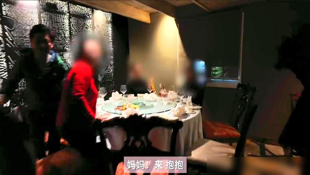 大导演冯小刚在洛杉矶街头给一个20岁女孩当搬运工，拎着大包小包满头汗，凑上前贴着