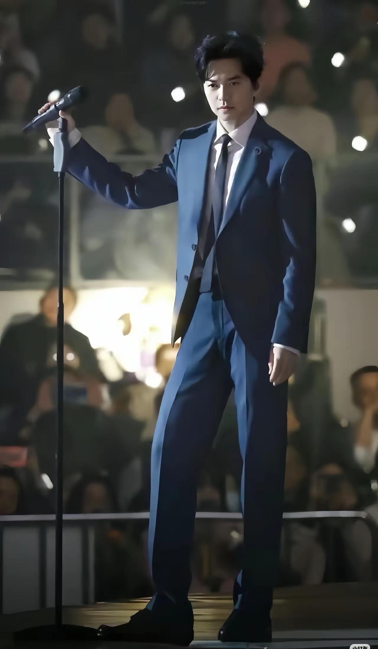 李健这状态，说他五十出头？谁敢信？
 
镜头怼近了拍，发量浓密得能让多少中年男人