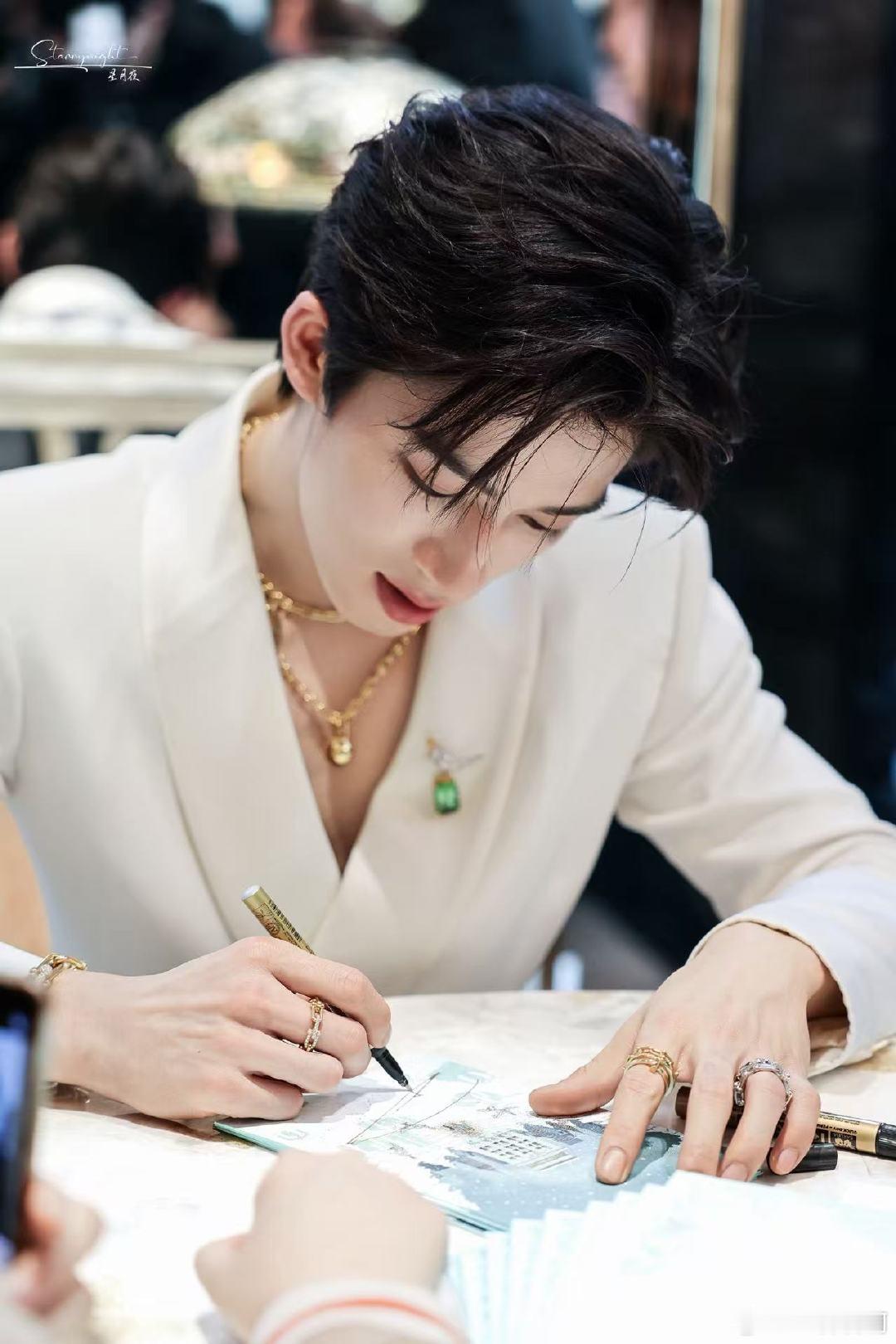 王星越这个视频的退出键在哪里终于吃上了王星越的细糠 白西装加真诚签名，王星越的“