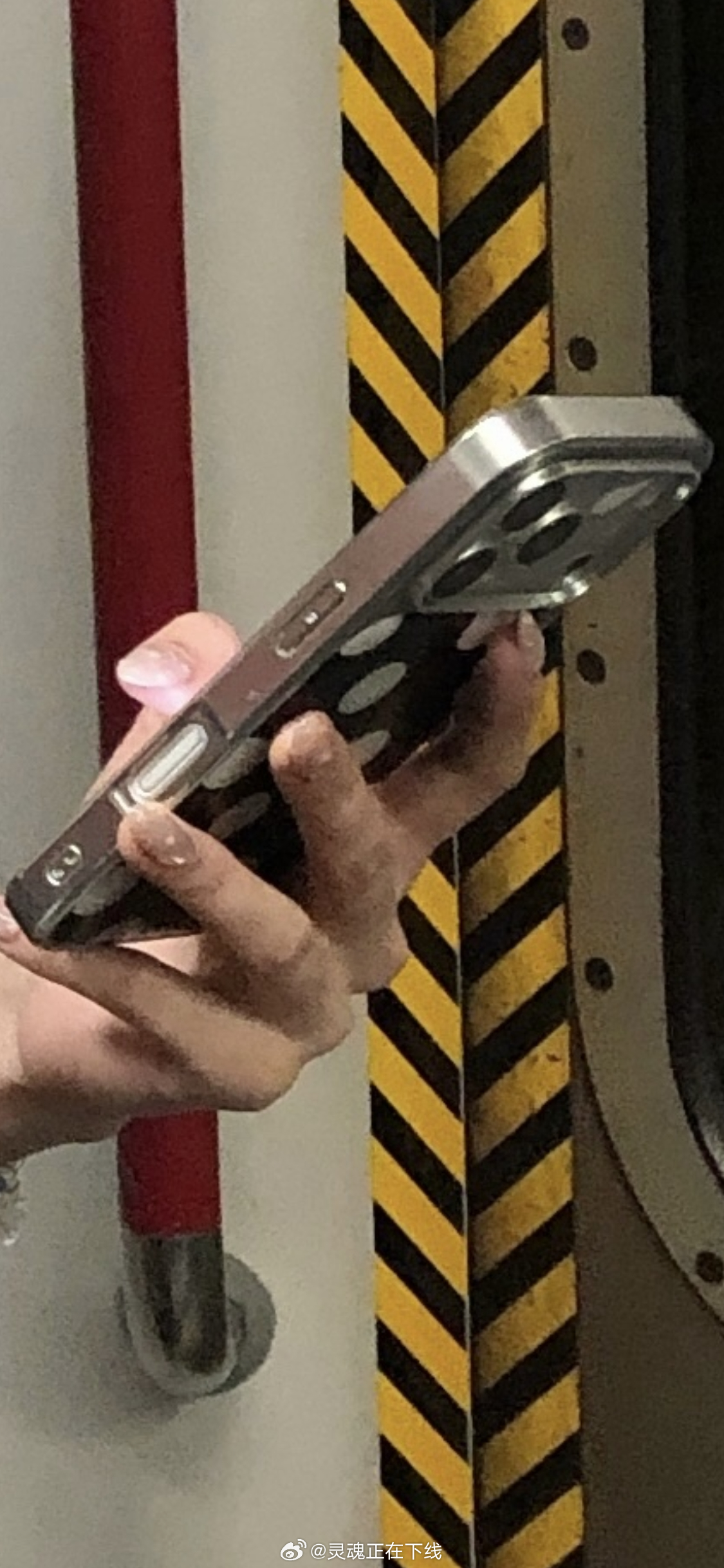 消费升级，香港地铁随处可见最新款iPhone！ 