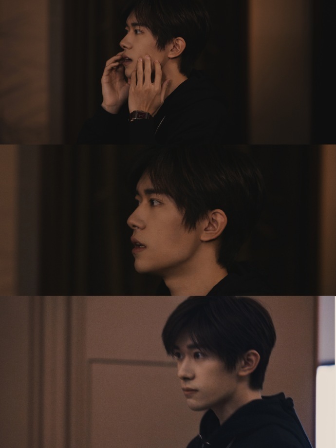 易烊千玺抬眸瞬间让易烊千玺穿黑西装的是天才抬眼瞬间直接戳中审美点，眼神自带细腻张