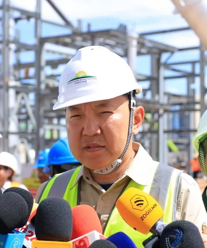 8月10日，蒙古国总理尼·乌其日勒站在一座尚未完工的炼油厂项目现场，说了一句分量