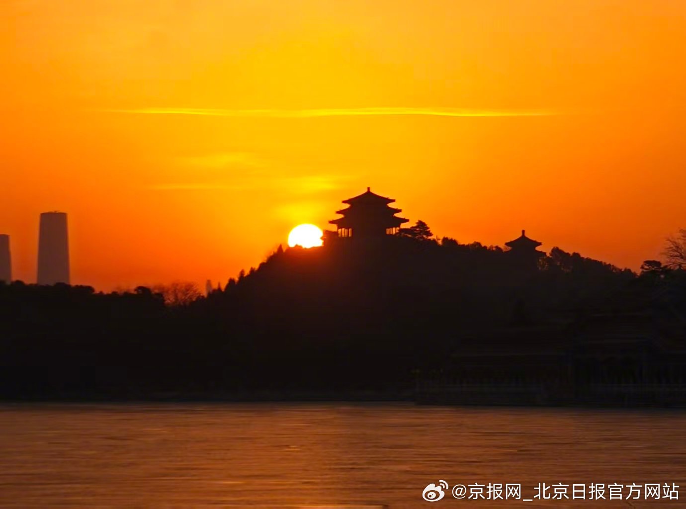 【#北京绯红朝霞年味儿太足了#】#再过4天就过年了# 2月12日清晨，北京朝霞像